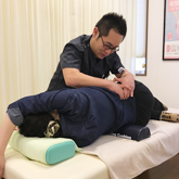 人の手による施術